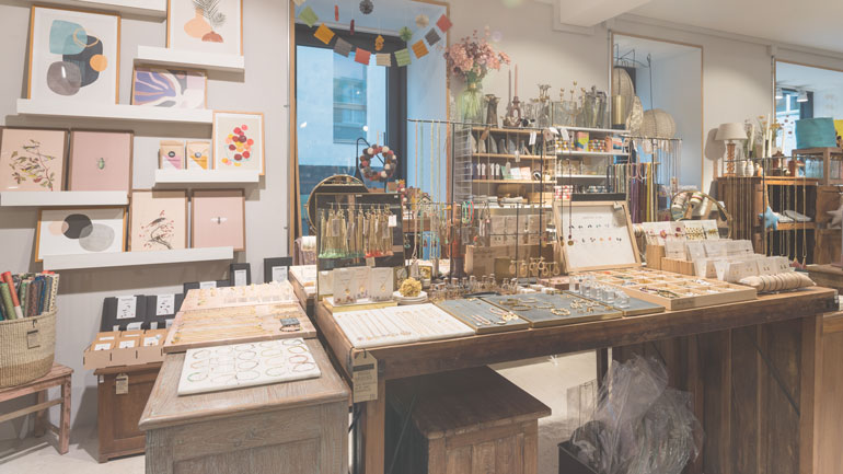 20072023-standort-falkenstrasse-770x433-schmucktisch-und-bilder--20-prozent